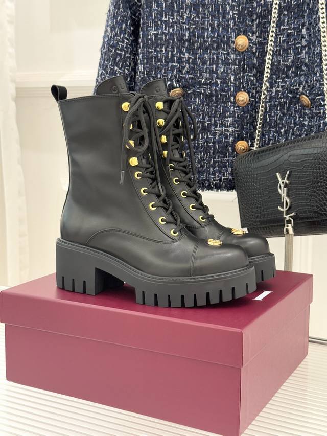 厂价 Gucci 古驰经典双G金属标厚底 马丁靴短靴 当经典靴型邂逅品牌基因 这双短靴为冬日穿搭注入复古与锋芒。 鞋头醒目的双G金属标格外亮眼 这一源自品牌创立