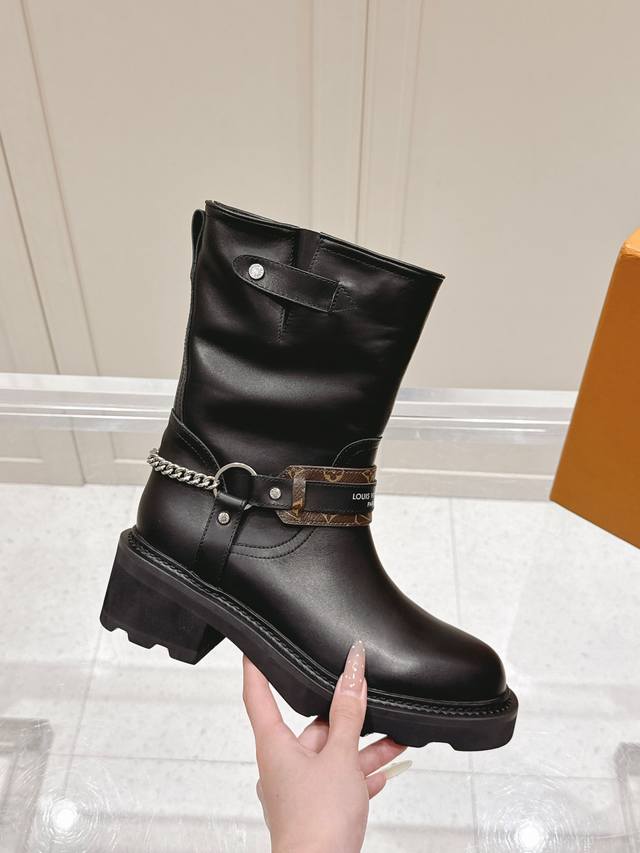 不是所有复刻，都值得 一眼万年 Lv路易威登2025秋冬短靴 官网同步上线 我们用代购级质感，重新诠释高级 圆头新楦型，勾勒足尖的艺术轮廓 立体剪裁如温柔雕塑，