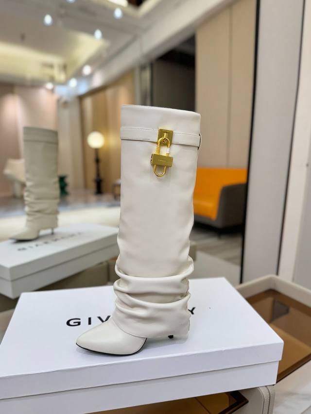 价格p： 专柜正品级定制版本 Givenchy 高跟长靴，市面最高版本 纪梵希 锁扣 风靡整个时尚圈 原版开发鞋型超级正 最高还原度鞋型 包裹性非常好 显瘦 显