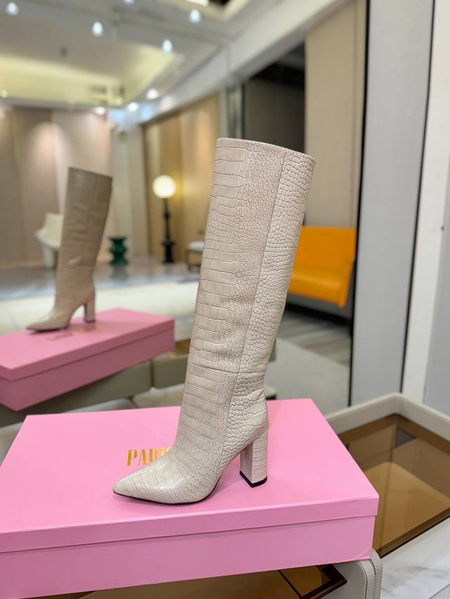 价格p： 德州巴黎 paris Texas 鳄鱼纹粗跟长靴 优雅风格，创造不一样的感觉！ 它是你鞋柜里不可缺少的战靴！ 简约气质款式，市场最高版本 ◆ 材料：进