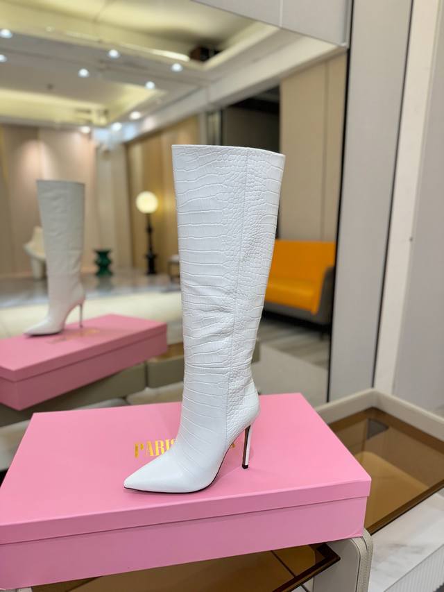 价格p： 德州巴黎 paris Texas 鳄鱼纹细跟长靴 优雅风格，创造不一样的感觉！ 它是你鞋柜里不可缺少的战靴！ 简约气质款式，市场最高版本 ◆ 材料：进