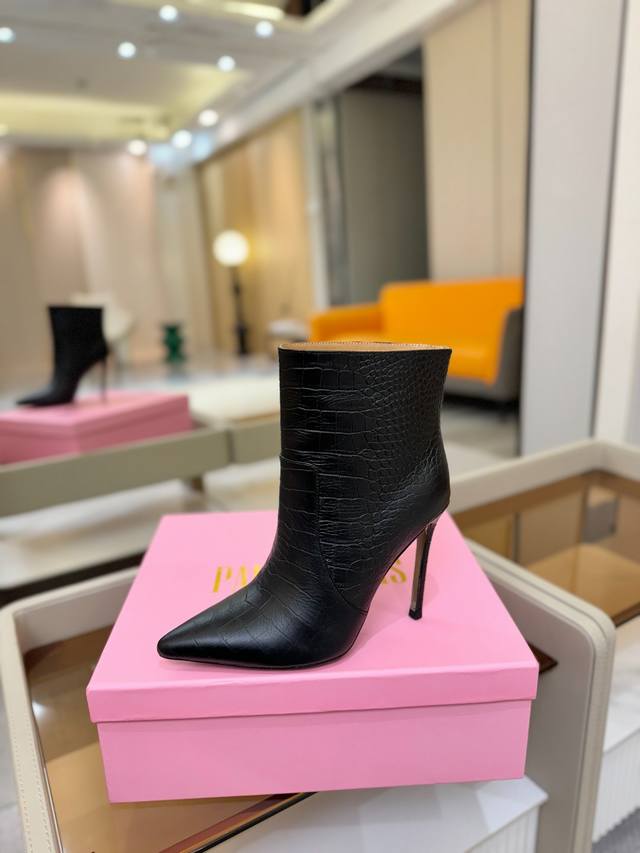 价格p： 德州巴黎 paris Texas 鳄鱼纹细跟短靴 优雅风格，创造不一样的感觉！ 它是你鞋柜里不可缺少的战靴！ 简约气质款式，市场最高版本 ◆ 材料：进