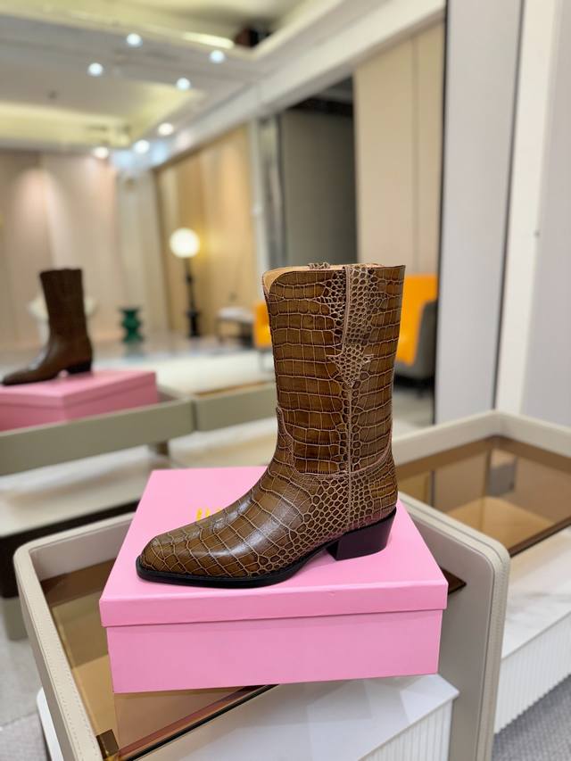 价格p： 德州巴黎 paris Texas 西部短战靴 优雅风格，创造不一样的感觉！ 它是你鞋柜里不可缺少的战靴！ 简约气质款式，市场最高版本 ◆ 材料：小牛皮