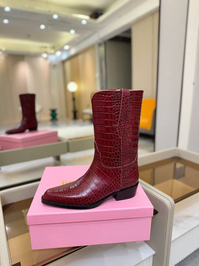 价格p： 德州巴黎 paris Texas 西部短战靴 优雅风格，创造不一样的感觉！ 它是你鞋柜里不可缺少的战靴！ 简约气质款式，市场最高版本 ◆ 材料：进口牛