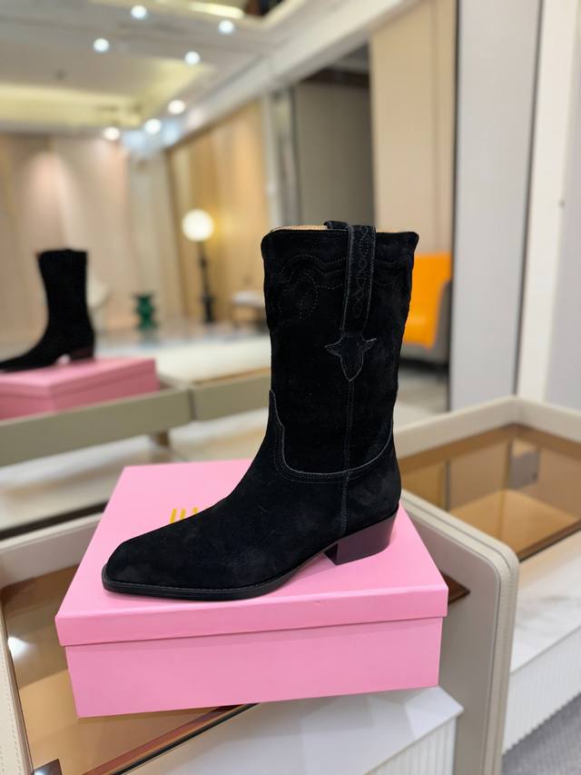 价格p： 德州巴黎 paris Texas 西部短战靴 优雅风格，创造不一样的感觉！ 它是你鞋柜里不可缺少的战靴！ 简约气质款式，市场最高版本 ◆ 材料：丝光牛