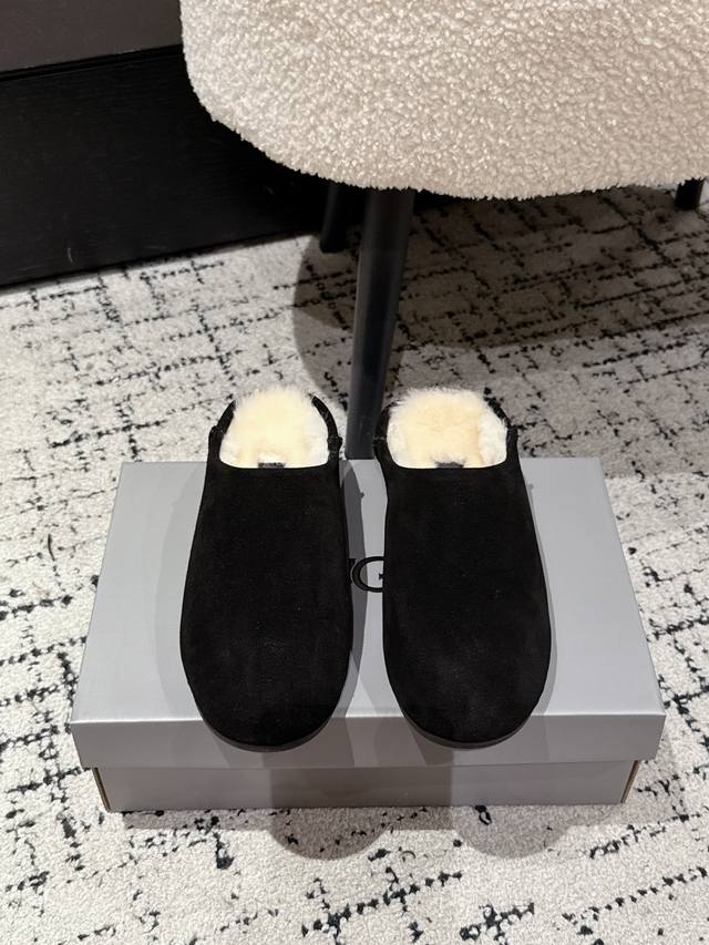 Ugg 25 新款 浅口休闲一脚蹬懒人鞋 鞋面采用反绒皮材质，质感细腻且有一定耐磨性；内里填充羊毛材质，保暖性极佳，能在寒冷天气为双脚提供温暖呵护。搭配宽松的牛