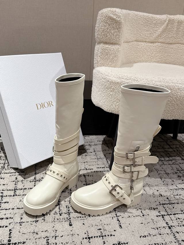 顶级版本 Dior 迪奥 25 秋冬新款 D-Fight 长靴靴 高筒靴 布洛克长靴 25早春成衣系列新品，彰显高订魅力。黑色橡胶效果牛皮革筒形设计，侧面饰以银