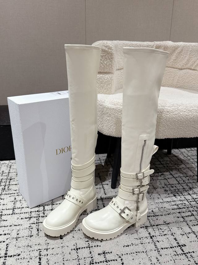 顶级版本 Dior 迪奥 25 秋冬新款 D-Fight 特高款 长靴 高筒靴 布洛克长靴 25早春成衣系列新品，彰显高订魅力。黑色橡胶效果牛皮革筒形设计，侧面