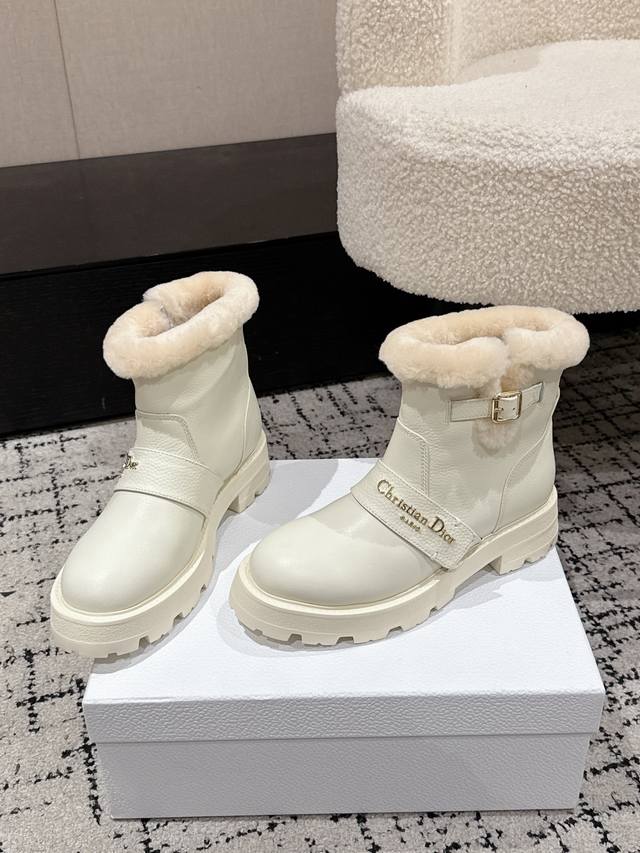 Dior 迪奥D家F037 25 秋冬新品羊毛里平底短靴 经久不衰的马丁靴造型，彰显经典设计，采用柔软牛皮制作，打造休闲又不失优雅的风格。侧面带有Dior金色五