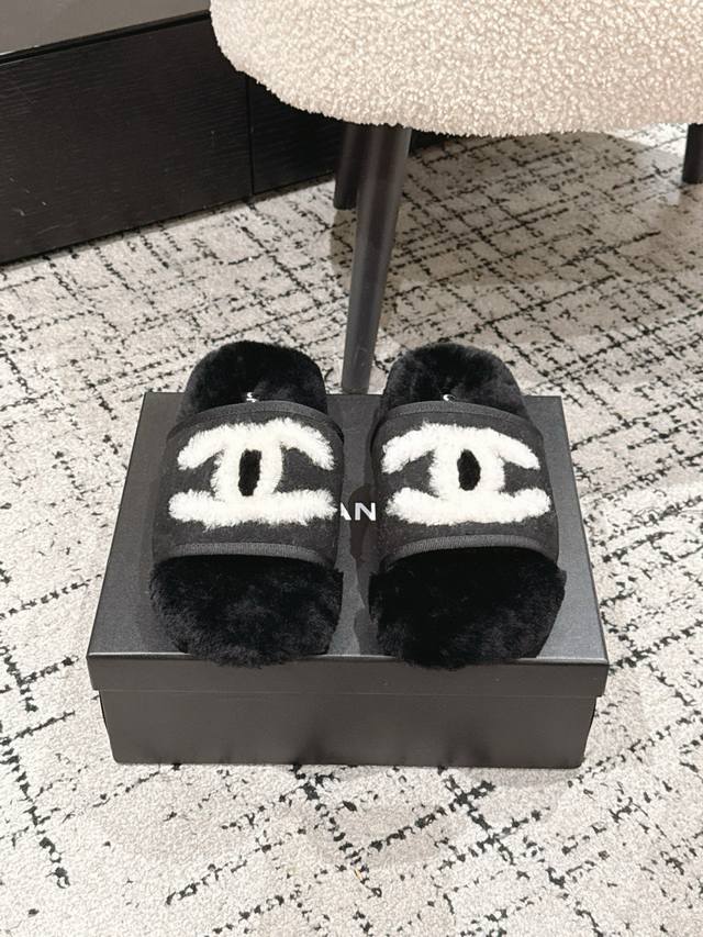 Chanel 小香家 25秋冬平底羊毛拖鞋新品 超舒适的毛拖 简约随性 时髦有范， 慵懒又不乏高级感，最舒适的拖鞋没有之一 随意上脚都好看有型，绝绝子 鞋面 内