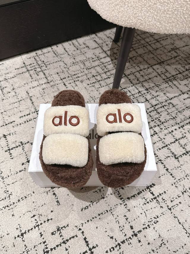 Alo 小众潮牌25 秋冬平底羊毛拖鞋新品 超舒适的毛拖 简约随性 时髦有范， 慵懒又不乏高级感，最舒适的拖鞋没有之一 随意上脚都好看有型，绝绝子 鞋面 内里