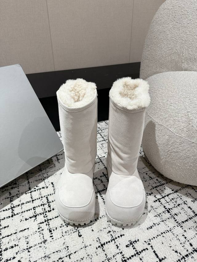 男+20 #情侣款 Balenciaga巴黎世家 25 秋冬 阿拉斯加 情侣雪地靴 短靴 洛杉矶大秀之后引来一波新的高潮 简直太炸了 众多明星纷纷种草 ，说是雪