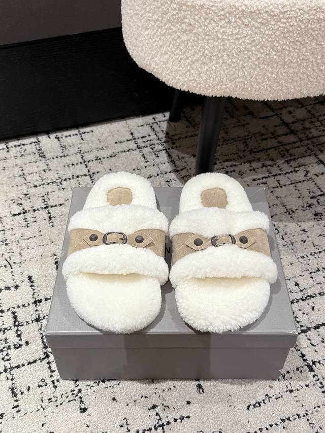 Balenciaga巴黎世家25 Fw秋冬新款 羊毛拖鞋经典的搭扣铆钉毛拖鞋 这款在设计上独具匠心 以绑带与元素作为亮点 不仅能将稳固贴合于足部 更可随心调节松