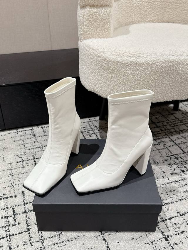 Alaia 25 阿萊雅 秋冬新款方头高跟靴子 好穿又时髦的一双 松弛感拉满 上脚超级舒适 独特有个性 时髦感十足 鞋面：弹力羊皮 羊京 内里 垫脚：羊皮 大底