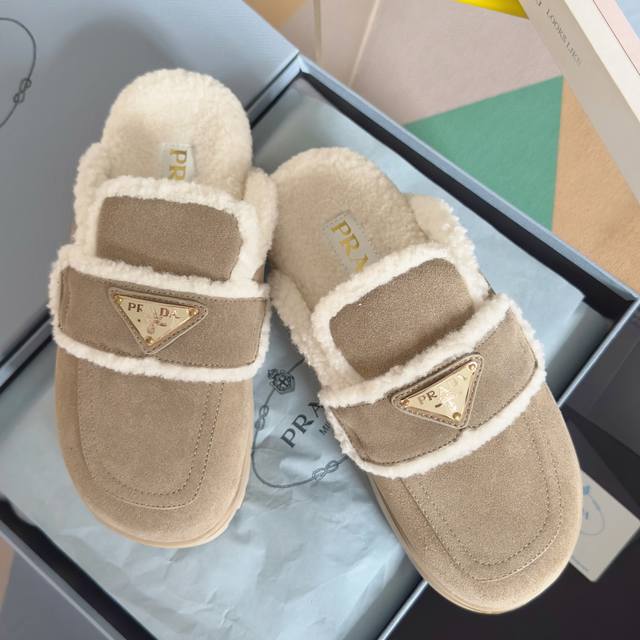 顶级版本：女款 prada普拉达 厚底 保暖 羊毛 半拖鞋 乐福鞋 原版购入开发 做货 这款绒面皮革乐福鞋集精致优雅气度与实穿功能于一体。设计别具一格，采用温暖