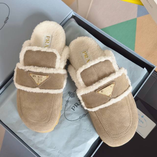 顶级版本：女款 prada普拉达 厚底 保暖 羊毛 半拖鞋 乐福鞋 原版购入开发 做货 这款绒面皮革乐福鞋集精致优雅气度与实穿功能于一体。设计别具一格，采用温暖