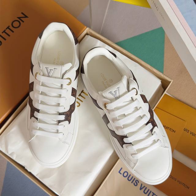 顶级版本：女款 Lv驴牌 L家 Time Out 系列 压花 浮雕 吊坠 休闲 小白鞋 运动鞋 原版购入开发 做货 本款 Time Out 运动鞋拼接漆面牛皮革