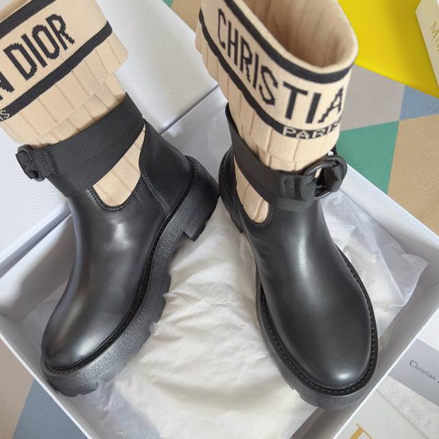 顶级版本：女款 Dior迪奥 最新D-Major系列 飞织 弹力 满天星 短靴 长靴 原版购入开发 做货 这款 D-Major 靴子醒目吸睛，彰显个性。黑色牛皮
