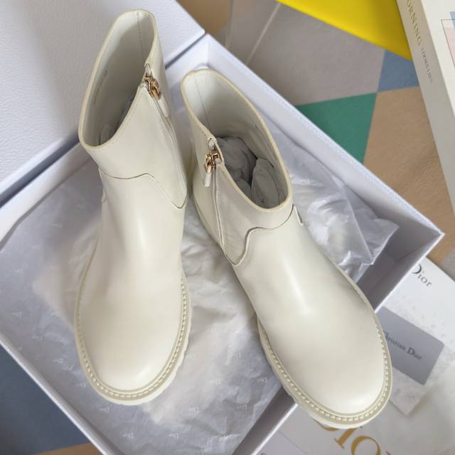 顶级版本：女款 Dior迪奥 最新D-Town系列 短靴 及踝靴 这款 D-Town 及踝靴以现代风格彰显经典造型。黑色磨砂牛皮革鞋面搭配侧面金色饰面金属 Ch