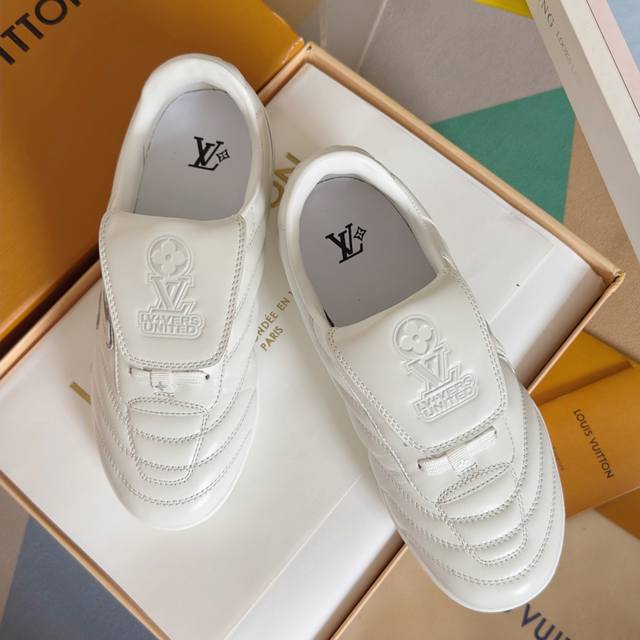 顶级版本：情侣款 Lv路易威登L家 驴牌 最新Footprint系列 情侣款 足球运动鞋 休闲 跑鞋 原版购入开发 做货 这款 Footprint Soccer