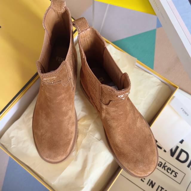 顶级版本：女款 Fendi芬迪 Filo系列 Ff老花 切尔西短靴 骑士靴 机车靴 Fendi Filo机车靴，圆头，侧面有松紧嵌饰。黑色皮革材质，饰有标志性F