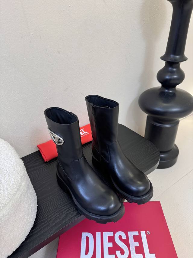 Diesel很难不爱，好看到让我移不开眼睛 时尚雷达疯狂预警Diesel这波高跟鞋直接把“高级性感”焊在脚上，谁穿谁封神啊姐妹们 未来科技感金属色立体五金，时尚