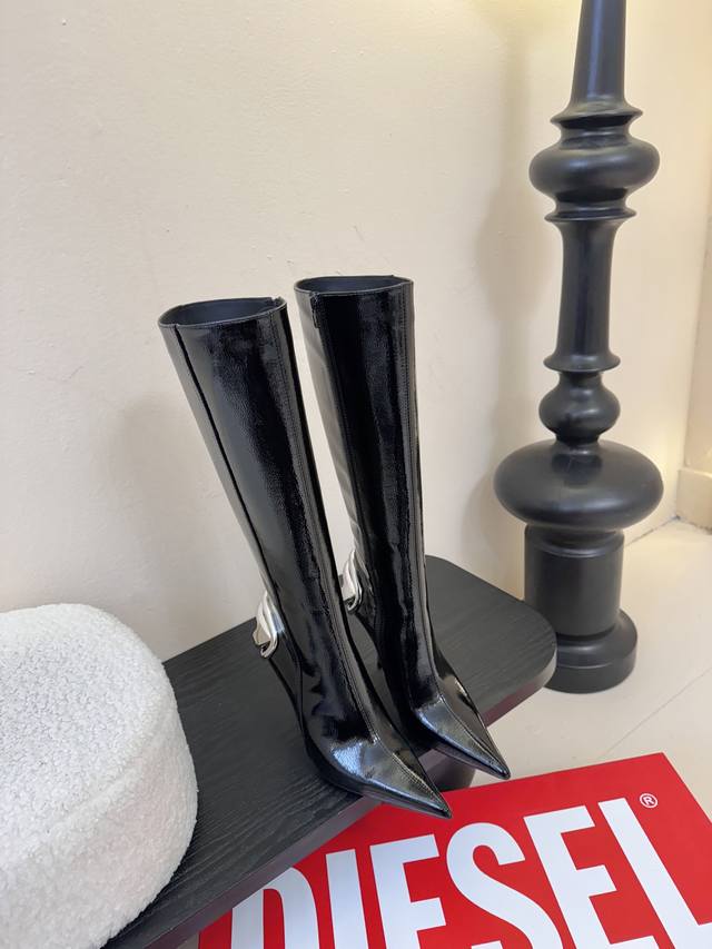 Diesel很难不爱，好看到让我移不开眼睛 时尚雷达疯狂预警Diesel这波高跟鞋直接把“高级性感”焊在脚上，谁穿谁封神啊姐妹们 未来科技感金属色立体五金，时尚