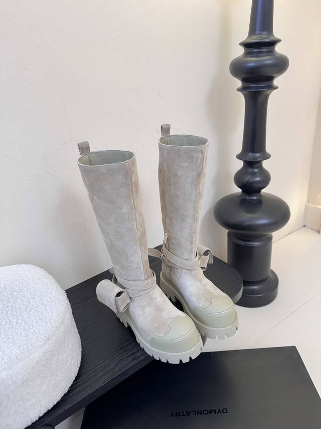 Dymonlatry 新品 这双工装靴 潮到犯规 大厚底自带拉高Buff 绑带+小口袋设计超有个性 穿上直接Slay全场 酷Girl闭眼冲～ 鞋面进口牛皮.麂皮