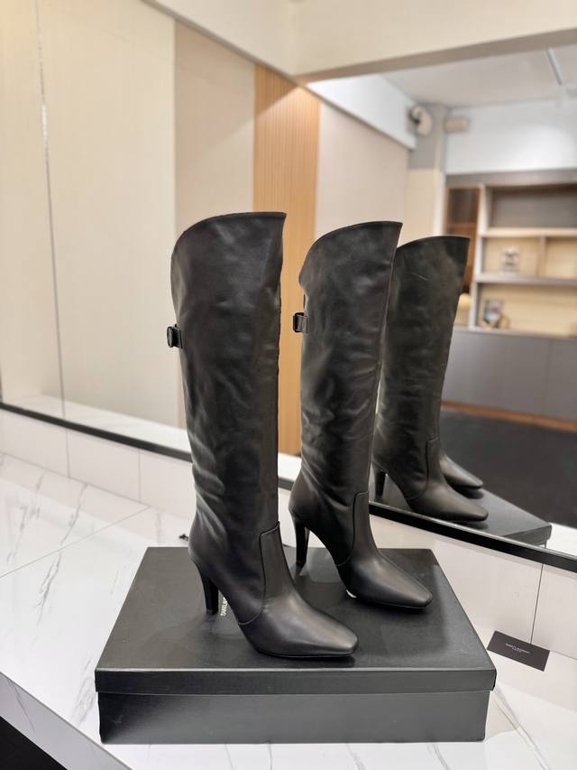出厂价pp： Saint Laurent 圣罗兰 Ysl高跟长筒靴。经典秋冬款大长靴，上脚很好的修饰脚型，搭配高跟秒变大长腿。 鞋面：18寸进口牛皮 内里 垫脚