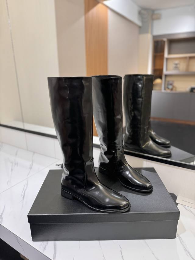 出厂价pp： Saint Laurent 圣罗兰 Ysl高跟长筒靴。专柜年度最新秋冬款长靴，上脚很好的修饰脚型，搭配高跟秒变大长腿。 鞋面：16寸进口开边珠牛皮