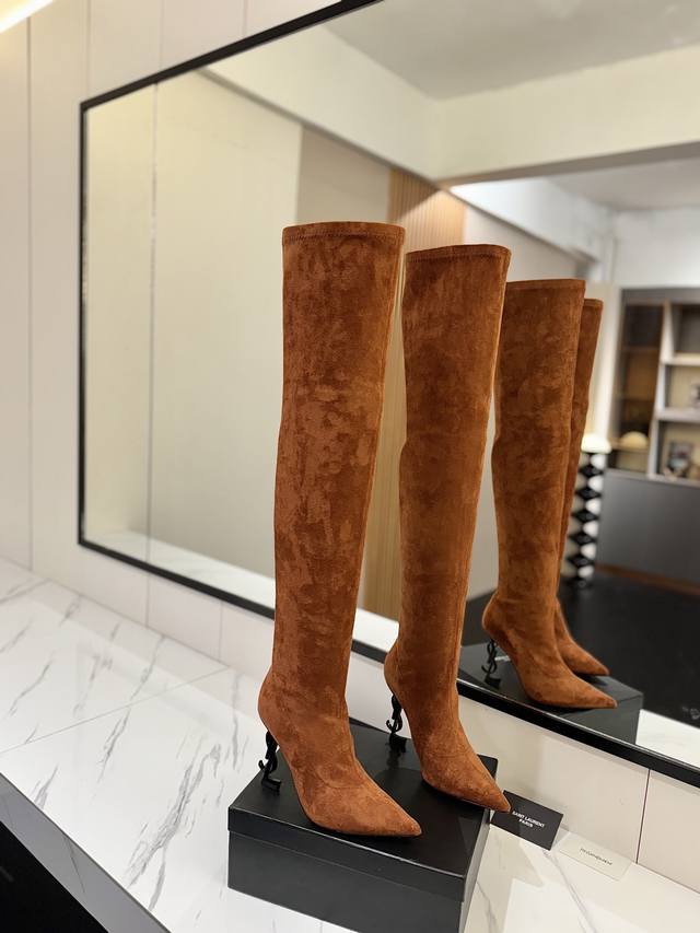 出厂价pp： 高级升级定制版！ Saint Lauren Ysl圣罗兰 独家字母跟尖头高跟高筒靴款！最新异性跟超显眼 超美新秋冬款女士时尚款，性感Ysl字母跟过