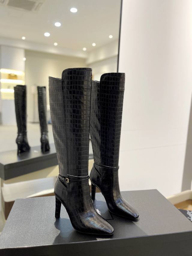 价格p： ◆ 年度畅销款 圣罗兰 秋冬新款 圣罗兰 Saint Laurent0， 开始叫做Yves Saint Laurent 或 简 做Ysl，是法国人伊夫