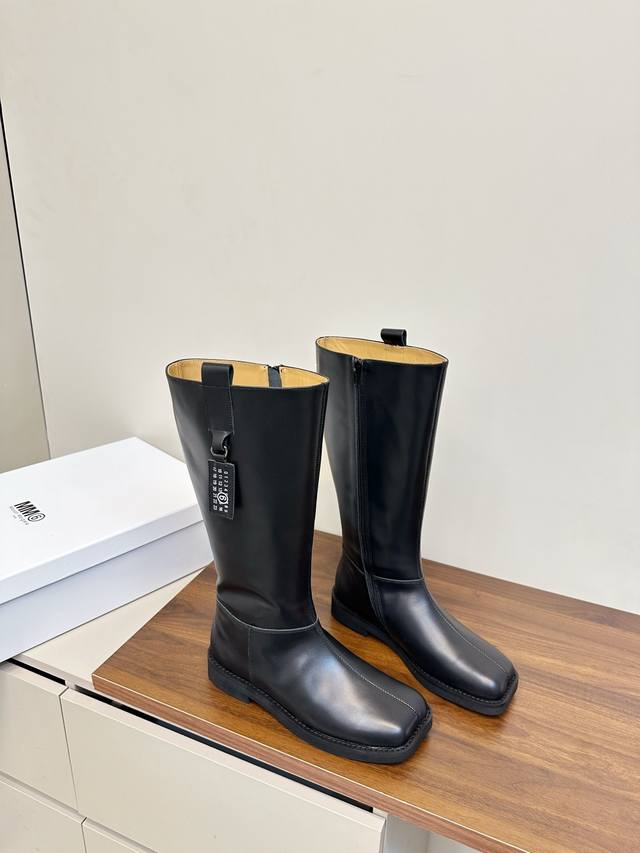 Maison Margiela 玛吉拉 Mm6 25Ss秋冬新款 苹果方头 战靴 骑士靴 皮面 Mm6家Tabi苹果头鞋靴 原版套楦鞋型很大方 搭配各种风格都轻