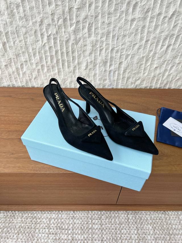 G286 prada 普拉达 25Ss秋冬新款 三角标 高跟鞋 凉鞋 这款高跟鞋配有逗号跟，鞋履重释prada往昔的设计元素 用橡胶鞋底环绕鞋面，营造出融柔美的