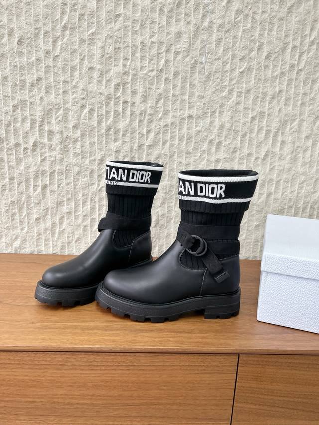 G099 配官网飞机盒包装 Dior 迪奥 25Ss秋冬新款D-Town 刺绣 中筒 骑士靴 经典字母扣布面一脚蹬直筒长靴 这款 D-Town 靴子醒目时尚。黑