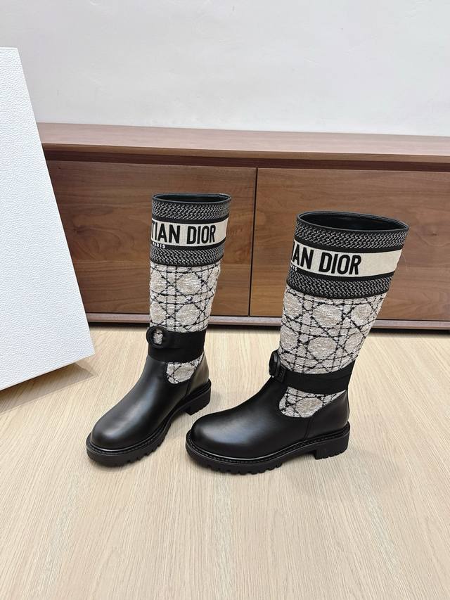 代购级 *# 迪奥经典款骑士长靴 *#新配色涂鸦直筒靴 高密度进口机器梭织！电绣工艺，并非市面飞织弹力布！织带和圆扣全部原版开模！高密度Tpu大底 材料与工艺：