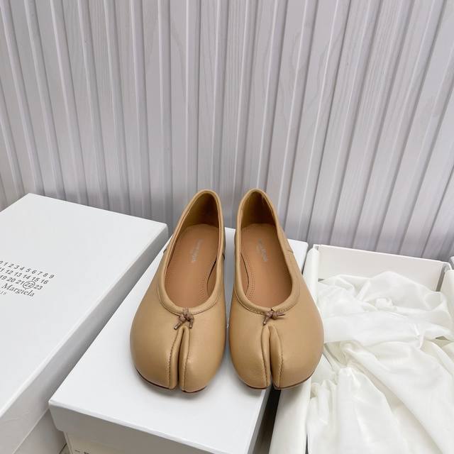 Maison Margiela 分趾鞋｜高级感从不喧哗，却自带流量 这双真的被问疯了， Ins上低调的穿搭博主都在穿。 质感一眼高级， 内里进口牛皮，亲肤柔软，