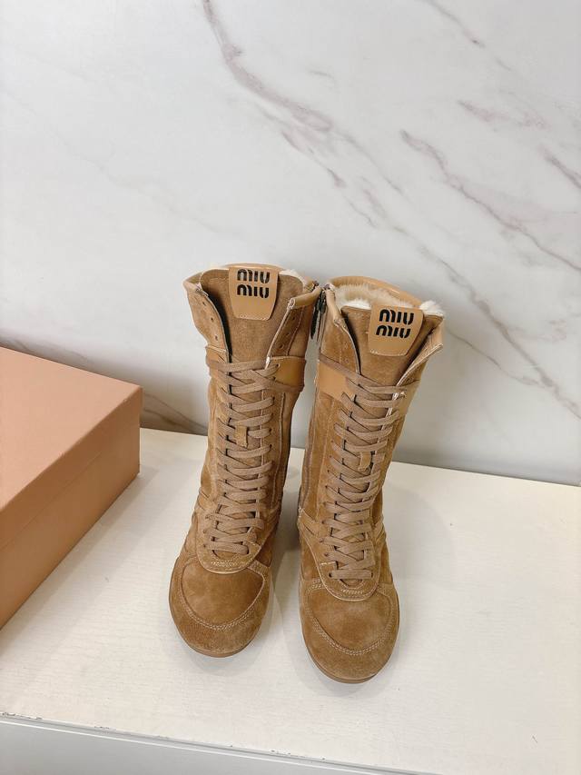 Miumiu秋冬限定｜高筒毛靴，邂逅你的冬日浪漫 当拳击靴的力量感邂逅芭蕾舞鞋的柔美 Miumiu这双新款运动靴，注定成为这个秋冬的焦点 从柔美粉彩到80年代复