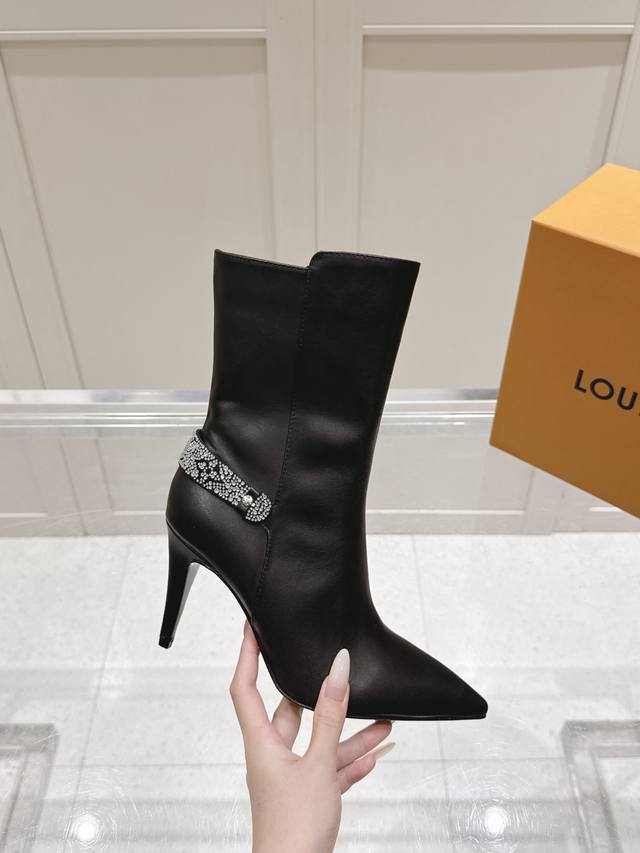 私藏臻选 Lv秋冬短靴的复刻新高度，秋冬季的奢品穿搭密码，由它解锁 全新官方秋冬季尖头短靴 以代购级精工重塑经典 每一寸细节都写满高级 立体楦型 雕塑感线条勾勒