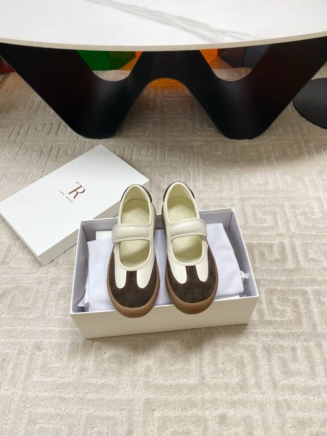 出厂 The Row 2025秋冬新款简易一字扣带魔术贴圆头平底鞋玛丽珍单鞋奶奶鞋！简易复古中性风！ 非常舒服的平底鞋，极简设计理念，版型显瘦好穿颜值与实用性并