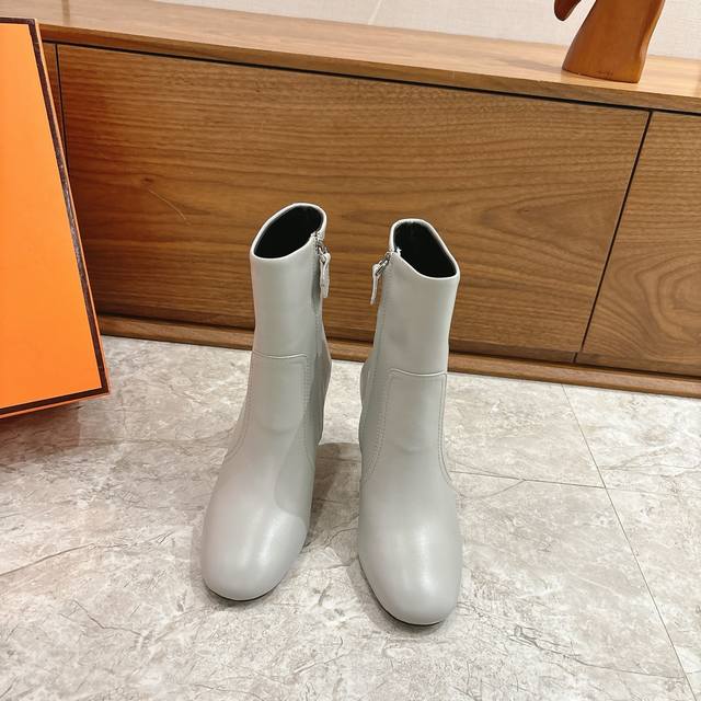 出厂 Hermes 爱马仕秋冬最新款老钱风短靴 专柜超难配货 家靴子的设计风格通常以经典简约为主 这款走秀靴打破传统设计风格 圆头设计风格配上时下最流行的型体
