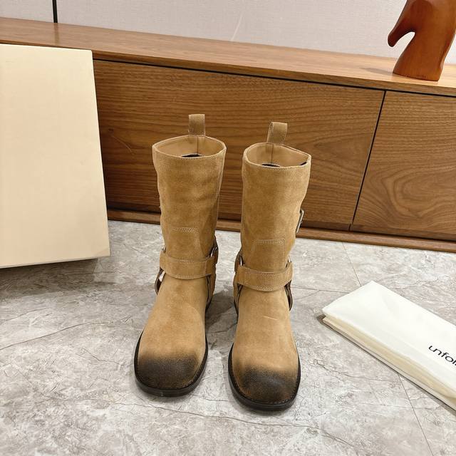出厂 Unfolio秋冬新品复古潮靴 一脚蹬进时尚圈 麂皮质感自带高级滤镜 金属扣饰狂甩个性态度 中筒版型适配所有风格 上脚瞬间解锁酷飒氛围感 无论是搭裙装还是
