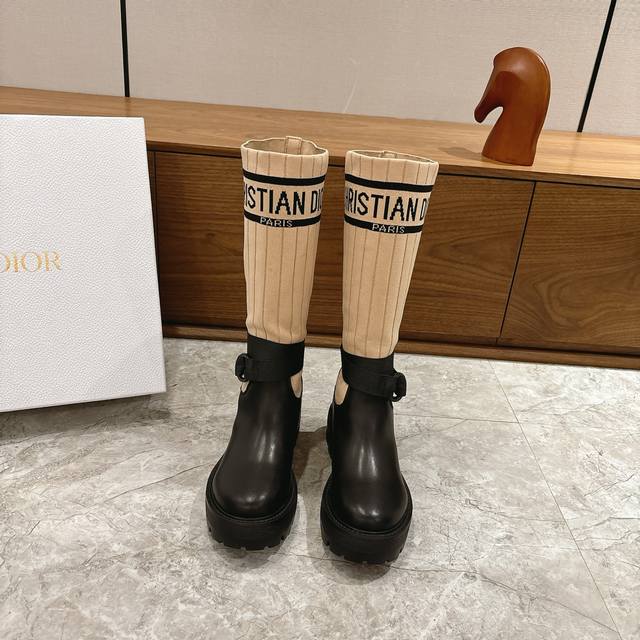 出厂 最高版本 Dior迪奥2026新款封神战靴马丁袜子靴 超酷飒有范儿 匠心搭配多层条皮带扣 彰显潮流前卫风格 帅气有型 焕发运动时尚型格 面料:原版定制牛皮
