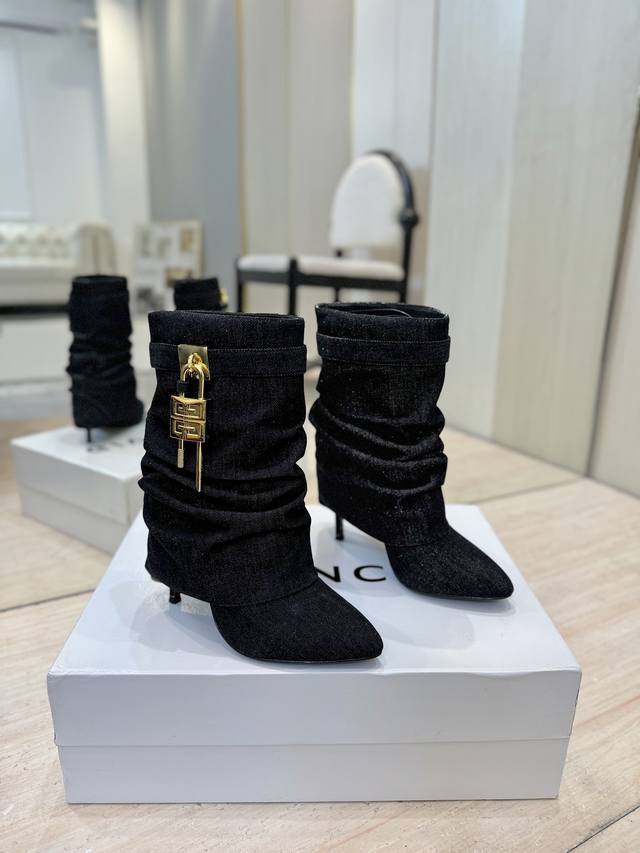 出厂价p 专柜正品级定制版本 Givenchy 高跟细跟短靴，市面最高版本 纪梵希 锁扣 风靡整个时尚圈 原版开发鞋型超级正 最高还原度鞋型 包裹性非常好 显瘦