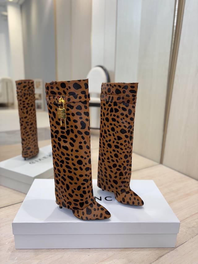 出厂价pp： 专柜正品级定制版本 Givenchy 高跟长靴，市面最高版本 纪梵希 锁扣 风靡整个时尚圈 原版开发鞋型超级正 最高还原度鞋型 包裹性非常好 显瘦