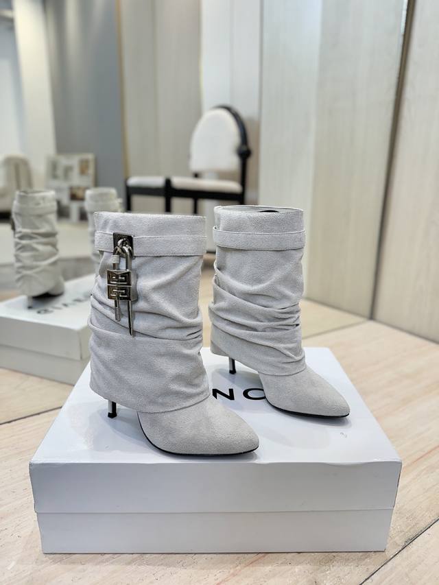 出厂价p 专柜正品级定制版本 Givenchy 高跟细跟短靴，市面最高版本 纪梵希 锁扣 风靡整个时尚圈 原版开发鞋型超级正 最高还原度鞋型 包裹性非常好 显瘦