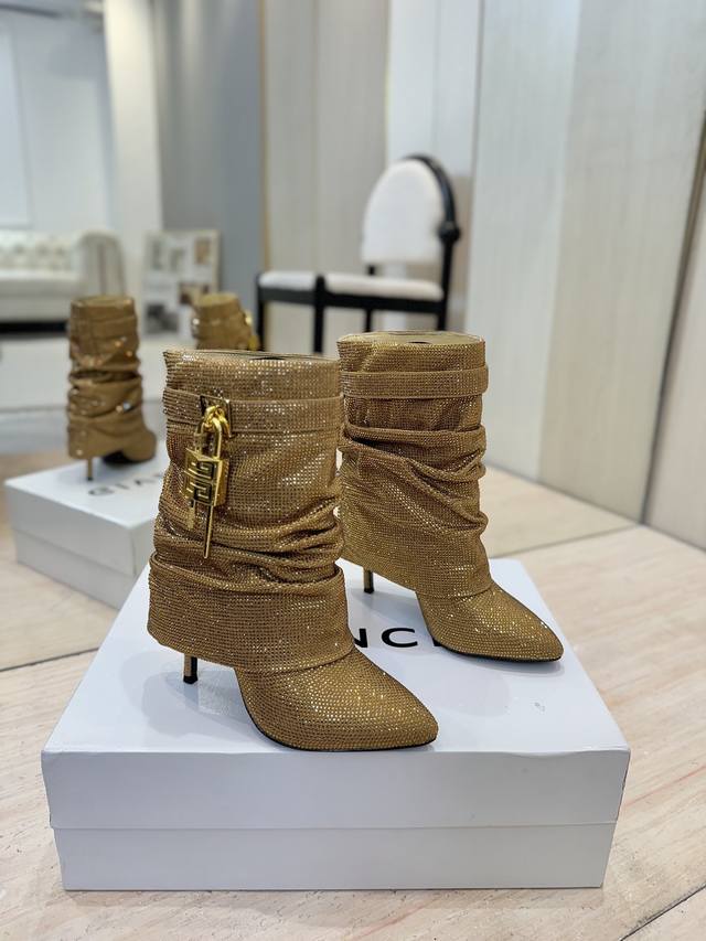 出厂价pp： 专柜正品级定制版本 Givenchy 新款小奥钻高跟短靴，市面最高版本 纪梵希 锁扣 满钻四万多颗 风靡整个时尚圈 原版开发鞋型超级正 最高还原度