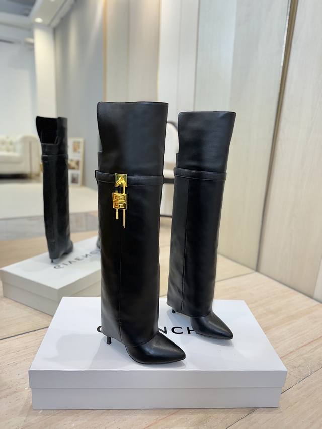 出厂价pp： 专柜正品级定制版本 Givenchy 高跟长靴，市面最高版本 纪梵希 锁扣 风靡整个时尚圈 原版开发鞋型超级正 最高还原度鞋型 包裹性非常好 显瘦