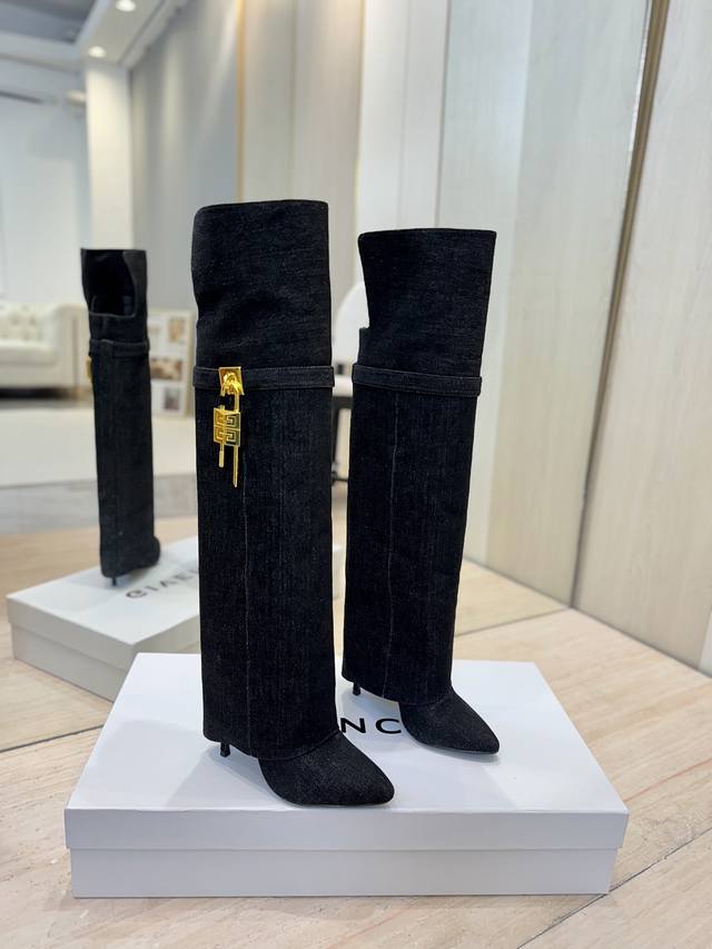 出厂价pp： 专柜正品级定制版本 Givenchy 高跟长靴，市面最高版本 纪梵希 锁扣 风靡整个时尚圈 原版开发鞋型超级正 最高还原度鞋型 包裹性非常好 显瘦