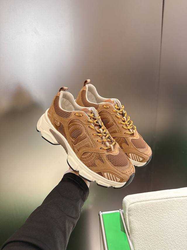 K020 Dior 迪奥Dior Vibe 运动鞋 这款 Dior Vibe 运动鞋融入 Dior 的高订精神，重新诠释经典跑鞋。白色网眼织物饰以 Obliqu